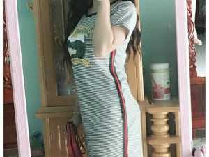 Váy body dáng thể thao xẻ tà