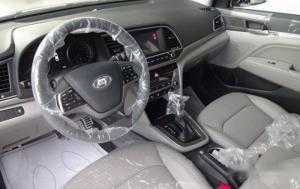 Elantra 2.0 AT màu đen có sẵn, giao ngay
