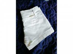 Quần shorts trắng