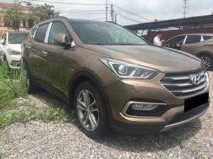 Nhà kẹt tiền bán Santafe 2017 máy xăng, số tự động, màu vàng cát, bản full option