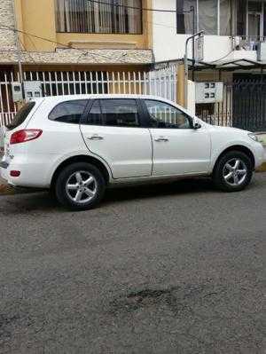 Cần bán xe Hyundai Santafe 2009 máy dầu, số tự động, màu trắng