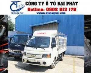 Xe tải Jac X5 mui bạt có kết cấu cabin được sản xuất trên công nghệ tiên tiến,thiết kế mạnh mẽ kiểu dáng xe hơi theo nguyên tác khí động lực học giảm lực cản không khí, lớp thép đóng cabin có độ cứng cao với độ dày 1.5 ly chịu lực cao.
Kính chiếu hậu chỉnh điện có góc quan sát lớn và tầm nhìn rộng giúp người dùng dễ dàng căn chỉnh khi điều khiển xe.
Mặt nạ mạ crom được thiết kế đẹp mắt và thoáng giúp làm mát động cơ. Mặt cảng có thể mở giống xe hơi, thuận tiện trong việc sửa chữa.