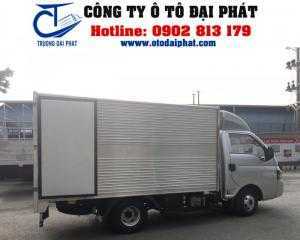 Mặt nạ mạ crom được thiết kế đẹp mắt và thoáng giúp làm mát động cơ. Mặt cảng có thể mở giống xe hơi, thuận tiện trong việc sửa chữa. Đèn xe halogen giúp chiếu xa hơn, tầm nhìn rõ hơn, tuổi thọ đèn halogen cao hơn các loại đèn thông thường, đảm bảo an toàn khi lái xe vào ban đêm.