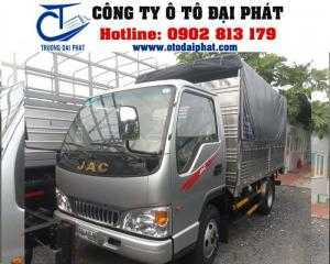 Xe tải Jac 2.4 tấn có thiết kế ngoại thất sang trọng, có gương chiếu hậu thiết kế lồi giúp người lái quan sát tốt hơn ở phía sau cũng như điểm mù phía trước. Đèn pha halogen phản quang giúp tài xế quan sát rỏ nét hơn trong những điều kiện thời tiết xấu như mưa bảo, sương mù. Cabin lật giúp việc bảo dưỡng, sửa chữa dễ dàng. Tay nắm cửa kiểu ngang nên dễ dàng khi đóng mở, cánh cửa cabin mở rộng 90 độ giúp việc lên xuống xe thuận tiện hơn. Thiết kế mẫu mã tối ưu và đẹp mắt, đèn xe Halozen có thể chiếu xa hơn, sáng hơn vào ban đêm.
