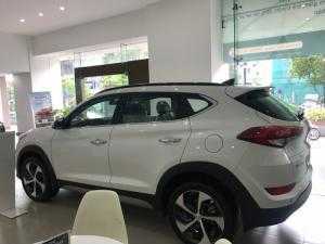 Hyundai Quận 4 bán Tucson 2018, màu trắng