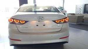 Hyundai Elantra 1.6 AT màu trắng giảm tới 80tr