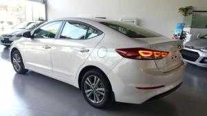 Hyundai Elantra 1.6 AT màu trắng giảm tới 80tr