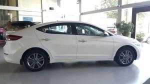 Hyundai Elantra 1.6 AT màu trắng giảm tới 80tr