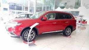 Bán Mitsubishi Outlander màu đỏ, khuyến mãi lớn, giá tốt, hỗ trợ vay vốn đến 90% giá trị xe. Miễn phí lắp cửa điều hòa cho hàng ghế sau có bảo hành.