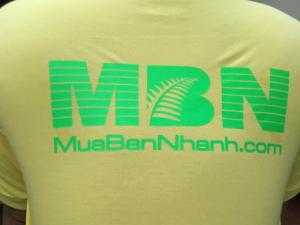 In decal áo thun - logo mặt sau lưng áo thun đồng phục công ty - vẫn hiển thị rõ nét, mực in sắc nét, đậm màu