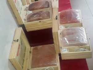 Đá muối massage chân cho sức khỏe