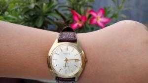 Đồng hồ quartz Nhật kiểu dáng cổ.