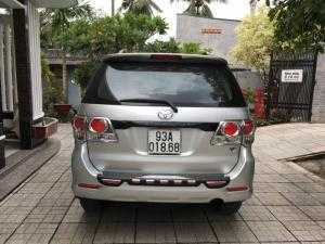 Bán Toyota Fortuner V 2.7AT màu bạc máy xăng số tự động sản xuất 2013 còn mới 80%