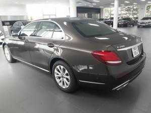 Bán Mercedes E200 CŨ 2018 Nâu, lăn bánh 29km..giá chính hãng