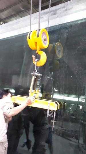 Thiết bị kẹp kính
