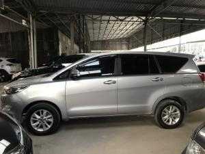 Bán nhanh Toyota INNOVA 2.0E màu bạc số sàn sản xuất 2017 biển Sài Gòn