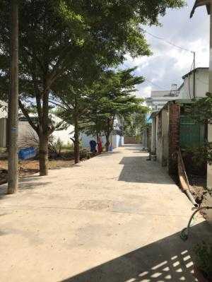 Cần bán lô đất gần chợ Bình Hòa.