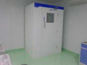 - Cleanroom Air shower được thiết kế với hệ thống vòi phun khí sạch giúp thổi sạch và thu hồi bụi bẩn trên quần áo
- Hệ thống khóa cửa đảm bảo quá trình làm sạch đúng yêu cầu
- Sau khi quạt gió ngừng thổi 1 thời gian ngắn khoảng vài chục giây thì chốt điện mở cho phép nhân viên vào phòng sạch