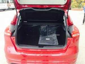 Sẵn xe giao ngay Ford Focus Titanium, sport 2018 tặng tiền mặt, phụ kiện