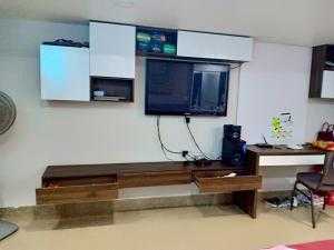 Bán nhà Rường thiết kế gõ xưa đẹp thuocj trung tâm TP, đường Phùng Chí Kiên, hướng Đông Nam