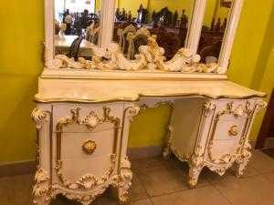 Bàn phấn trang điểm cổ điển