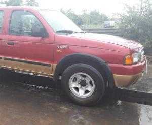 Cần bán xe Ford Ranger 2001 số sàn màu đỏ