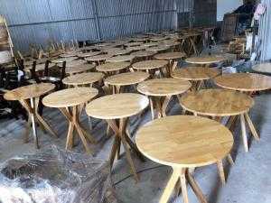 Chân bàn được thiết kế độc đáo, vừa mang vẻ cứng cáp chắc chắn của chất liệu gỗ vừa thể hiện được sự nhẹ nhàng uyển chuyển thông qua thiết kế hình chữ X mới lạ, đem đến cảm giác lạ mắt nhưng vẫn nhẹ nhàng, gần gũi cho khách hàng mỗi khi sử dụng sản phẩm.
Thiết kế mới lạ này không chỉ giúp nhiều quán cafe, trà sữa, quán ăn, quán nhậu, tạo điểm nhấn độc đáo mà còn đảm bảo được độ chắc chắn và an toàn cho người sử dụng.