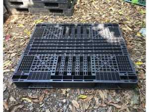 Pallet nhựa cũ 1300x1100x120mm. Hàn