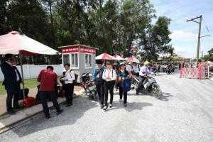 Trước cổng dự án