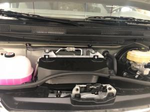 Toyota Hiace 3.0L số sàn 15 chỗ màu bạc giao ngay
