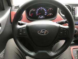 Bán Hyundai Grand i10 1.2AT sedan màu trắng số tự động sản xuất 2018 lăn bánh 4000km