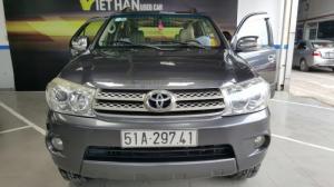 Toyota Fortuner G 2.5MT màu xám lông chuột số sàn máy dầu sản xuất 2012 biển Sài Gòn lăn bánh 89000km