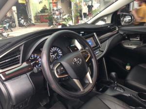Bán xe Toyota Innova 2018 số tự động màu xám bạc