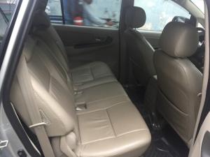 Bán xe Toyota Innova E số sàn 2016 màu bạc, xe nhà trùm mền