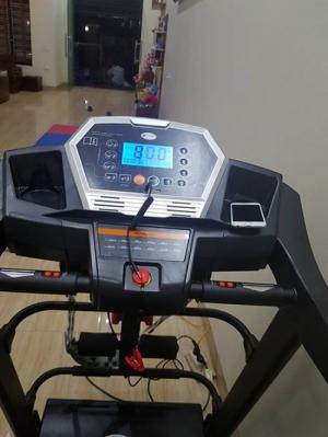 Màn hình LCD hiển thị: Thời gian, tốc độ, quãng đường, nhịp tim, calo
Chức năng giải trí tiện lợi: nghe nhạc qua bộ kết nối mp3