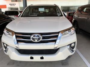 FORTUNER 2.4V (4X2) số tự động máy dầu màu trắng ngọc trai.