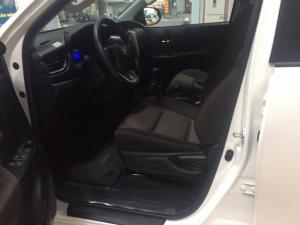 FORTUNER 2.4G số sàn màu trắng máy dầu