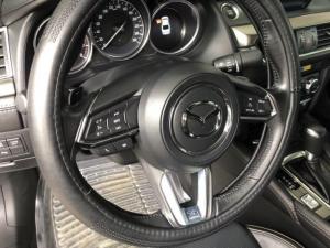 Bán Mazda 6 2.5AT Premium màu trắng số tự động sản xuất T6/2017 bản facelift lăn bánh 18000km