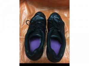 Đôi giày Reebok da thật màu đen cỡ 43, giày thể thao nên chân 41 vẫn vừa, còn đẹp và cực kỳ chắc chắn, giá bán 550k