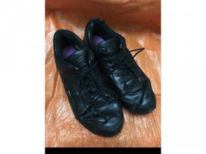 Đôi giày Reebok da thật màu đen cỡ 43, giày thể thao nên chân 41 vẫn vừa, còn đẹp và cực kỳ chắc chắn, giá bán 550k