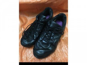 Đôi giày Reebok da thật màu đen cỡ 43, giày thể thao nên chân 41 vẫn vừa, còn đẹp và cực kỳ chắc chắn, giá bán 550k