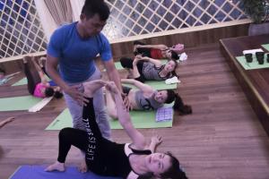LUYỆN TẬP YOGA CÙNG GIÁO VIÊN ẤN ĐỘ TẠI GYMASTER- FITNESS & YOGA CENTER