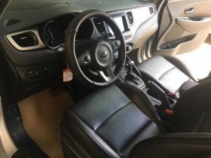 Nhà mình cần bán chiếc ôtô Kia Rondo đời 2015 số tự động máy dầu