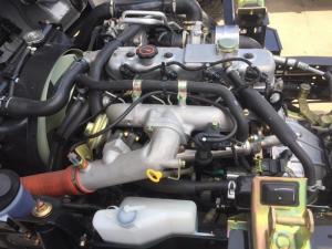 Kiểu động cơ Isuzu
Loại động cơ JE493ZLQ4(TCI)
Dung tích xy-lanh 2,771
Tiêu chuẩn khí thải Euro IV
Đường kính & hành trình pít-tông 93 x 102
Tỷ số sức nén 17.2:1
Công suất cực đại ps/rpm 78/3400
Mô-men xoắn cực đại kg.m/rpm 257/2000
Hệ thống nhiên liệu Bơm phun
Dung lượng thùng nhiên liệu (lít) 70
Tốc độ tối đa (km/h) 97,7
Cabin chasis – Hộp số
Loại hộp số 5MTI260J
Kiểu hộp số Số sàn 5 số tiến 1 số lùi
Tỷ số truyền động cầu sau 5.857