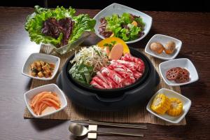 Cùng cả nhà thưởng thức món lẩu gà, lẩu thập cẩm hay bất kì món lẩu nào bạn ưa thích