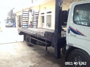 Xe tải Hyundai HD700 nâng đầu chở máy công trình