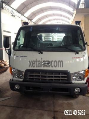 Xe tải Hyundai HD700 nâng đầu chở máy công trình