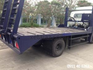 Xe tải Hyundai HD700 nâng đầu chở máy công trình