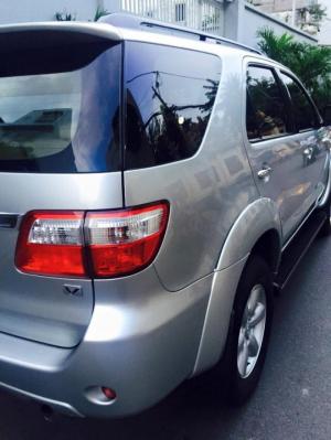 Bán xe Toyota Fortuner 2011 số tự động 2 cầu màu bạc Zin