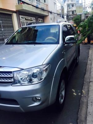 Bán xe Toyota Fortuner 2011 số tự động 2 cầu màu bạc Zin